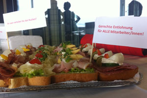 Brötchen, garniert mit einer Botschaft.
