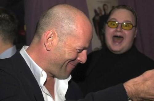 Kim Schmitz looking at Bruce Willis (oder wie Gizmodo vermutet: "He tried to eat Bruce Willis")