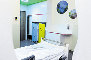 Besucher des neuen Infocenters erhalten einen Eindruck, wie die Ein- und Zweibettzimmer im Krankenhaus Nord aussehen werden. Besucher des neuen Infocenters erhalten einen Eindruck, wie die Ein- und Zweibettzimmer im Krankenhaus Nord aussehen werden.