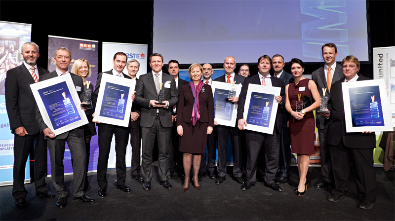 Die goldenen "IMMY"-Preisträger: Udo Schlögl von NEPTUNREAL (2.v.l.), Christoph Petermann und Peter Weinberger von der Raiffeisen Immobilienvermittlung (4. u. 6. v.l.), Karl Michael Tögel von Tögel Immobilien (10. v. l.), Michael Ehlmaier (5.v.r.) und Sandra Bauernfeind von EHL Immobilien, sowie Michael Pfeifer von MP Immobilien (ganz rechts).
2.v.r.: Oliver Brichard, Obmann der Wiener Makler-Innung
ganz links: IMMY-Projektleiter Dietmar Hofbauer, in der Bildmitte: WKW-Präsidentin Brigitte Jank, rechts neben ihr IMMY-Juryvorsitzender Michael Umfahrer