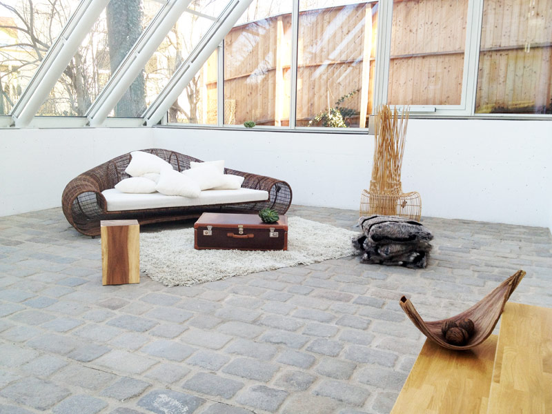 Der Wintergarten mit dem Reisekoffer.