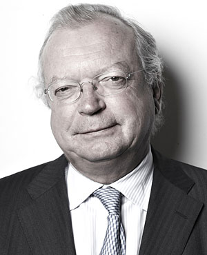 Olaf Rogge: "Europa ist in eine Gesellschaftsform geschlittert, die sich auf die ärmsten fünf Prozent konzentriert. (...) Nur die sollten wählen dürfen, die auch Steuern zahlen."