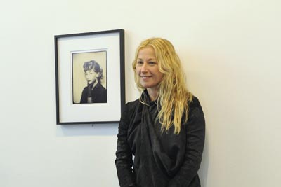 Gut gelaunt posierte die Virtuosin der Selbstinszenierung, Cindy 
Sherman, beim Wien-Besuch vor einigen ihrer Rollenbilder. Sherman, 56,&nbsp; 
zählt zu den wichtigsten Künstlerinnen und 
Fotografinnen der Gegenwart. Die Fotos der Amerikanerin zählen überdies 
zu den teuersten am Kunstmarkt (Höchstpreis 2,85 Millionen Dollar). 