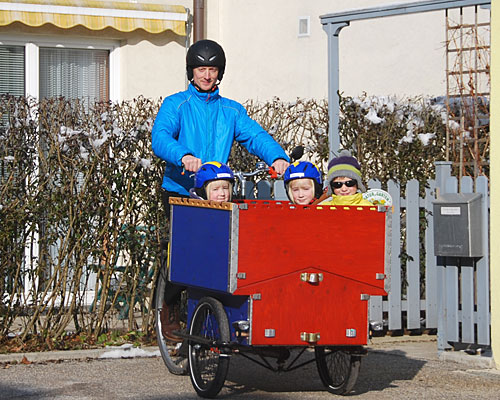 Karenzvater Thomas Mitmannsgruber mit seinen fünfjährigen Zwillingsmädchen und seinem achtjährigen Sohn.