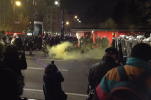 Ein Gruppe hat sich vom großen Demozug abgespalten. Ein Gruppe hat sich vom großen Demozug abgespalten.