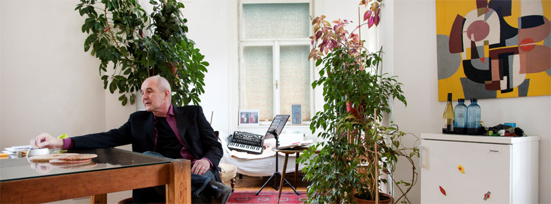 Links der Esstisch seiner Frau, rechts das Bild seines Schwiegervaters, im Hintergrund der Erker zum Musizieren: Stefan Sterzinger in Wien-Wieden.