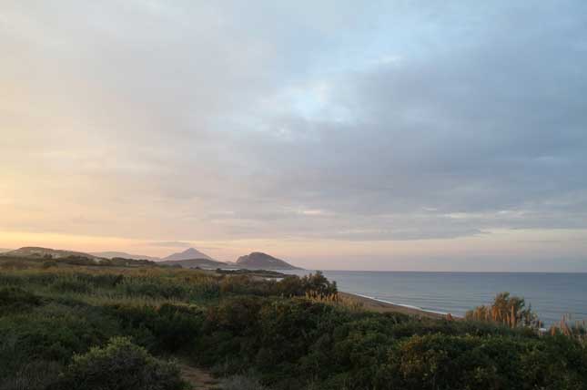Unterkunft: Das Resort Costa Navarino besteht aus zwei Hotelanlagen. Das "Westin" (445 Zimmer und Suiten) ist ganzjährig geöffnet.
Das "The Romanos" (321 Zimmer und Suiten) öffnet zur Sommersaison ab 31. Mai 2012.
Die
 Anlage ist mit zwei Golfplätzen ausgestattet, die von Weltrangspielern 
gestaltet wurden. Kinderbetreuung mit Übernachtungsmöglichkeit im 
Westin-Resort, Spa-Bereich mit Behandlungen nach antiker griechischer 
Medizin. Ein Teil der Zimmer ist mit jeweils eigenem Infinity-Pool 
ausgestattet.