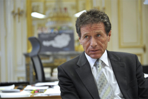 Wissenschaftsminister Töchterle, der für die ÖVP in der Regierung sitzt, vermisst bei den Grünen das Bürgerliche. Über eine Antwort zu einem Kanzler Strache muss er lange nachdenken. Wissenschaftsminister Töchterle, der für die ÖVP in der Regierung sitzt, vermisst bei den Grünen das Bürgerliche. Über eine Antwort zu einem Kanzler Strache muss er lange nachdenken.