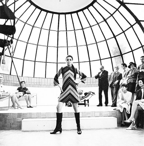 Im Atelier von Hundertwasser führte Katarina Noever in den späten 1960ern Mode der Boutique Etoile vor. Später führte sie mit Section N selbst einen Hotspot des Designs.