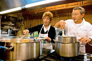 An die 700 gastronomischen Gesellschaften gibt es in San Sebastián und Umgebung. Ihre fast ausschließlich männlichen Mitglieder treffen sich zum gemeinsamen Kochen und Musizieren. An die 700 gastronomischen Gesellschaften gibt es in San Sebastián und Umgebung. Ihre fast ausschließlich männlichen Mitglieder treffen sich zum gemeinsamen Kochen und Musizieren.