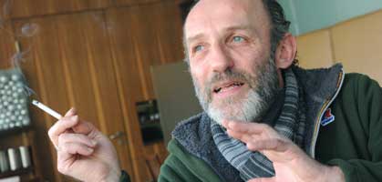 Schaufelt Schnee, um die Welt neu erzählen zu können: Regisseur Karl Markovics. Schaufelt Schnee, um die Welt neu erzählen zu können: Regisseur Karl Markovics.