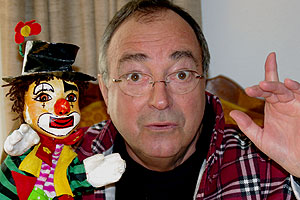 Mit seiner Enrico-Handpuppe tritt der Künstler nach wie vor auf.