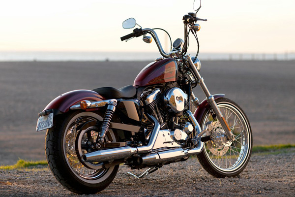 Fototapeten? Peter Alexander Filme? Harley Davidson selbst erinnert in 
der Presseaussendung zur neuen Sportster an Tropfkerzen, Slime, 
Herrenhandtaschen und Bandsalat. 