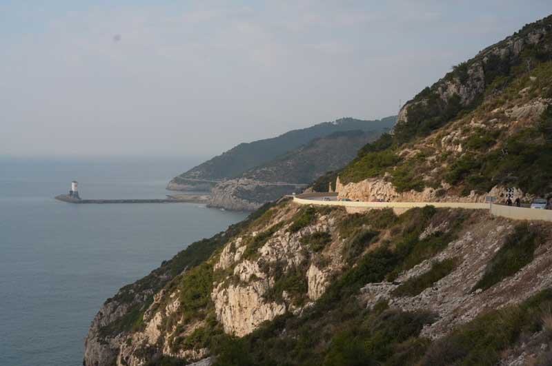 An der spanischen Steilküste die Straße entlang, kurz nach Barcelona.