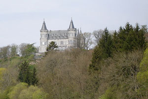 Am Gelände der Sommerresidenz des belgischen Königshauses in Ciergnon wohnt auch eine Flüchtlingsfamilie. Artikelbild