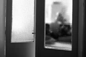 Über fünfzig Jahre danach werden die (Um-)Erziehungsmethoden der Nachkriegszeit zum Thema. Über fünfzig Jahre danach werden die (Um-)Erziehungsmethoden der Nachkriegszeit zum Thema.