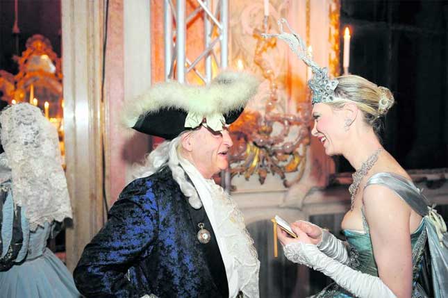 Die Gastgeberin, Antonia Sautter, begrüßt persönlich ihre Gäste. Wer's mag, darf hier eine Nacht lang Doge spielen.
Flüge zum Beispiel mit der Austrian von Wien nach Venedig. Bei der Anreise mit den ÖBB muss man auf der Südbahnstrecke auf den City-Bus umsteigen.
Informationen: Ballo del Doge