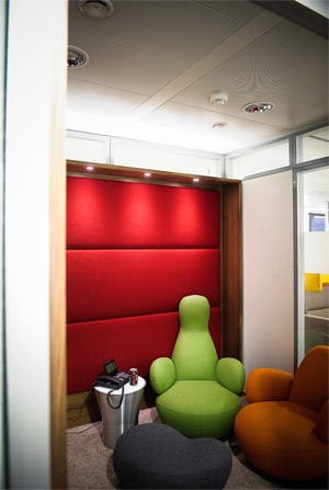 In den 31 Quiet Booths bei Coca-Cola können sich die Mitarbeiter ungestört zurückziehen. In den 31 Quiet Booths bei Coca-Cola können sich die Mitarbeiter ungestört zurückziehen.