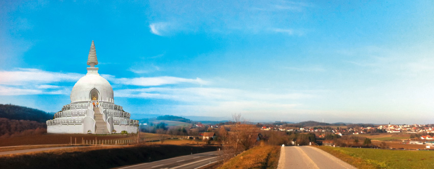 Auf einer Fotomontage ist der geplante Stupa zu sehen. Der Platz, auf dem er errichtet werden sollte, ist als Galgenberg bekannt, weil sich dort früher die Hinrichtungsstätte eines Herrscherguts befand.