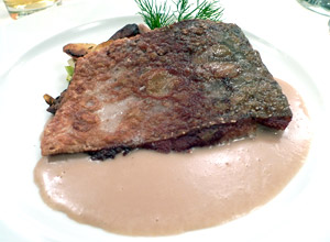 Karpfen - halbe Portion, praktisch der Moby-Dick-Teller auf Fidlers Wunsch. Durchaus anständig, die Sauce vieeeel schöner als auf dem Bild. Möchte ja nicht wissen, wie ein ausgewachsener Karpfen hier aussieht. Karpfen - halbe Portion, praktisch der Moby-Dick-Teller auf Fidlers Wunsch. Durchaus anständig, die Sauce vieeeel schöner als auf dem Bild. Möchte ja nicht wissen, wie ein ausgewachsener Karpfen hier aussieht.