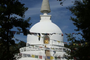 Nach dem Gföhler Nein bleibt der ebenfalls von Sunim initiierte Stupa im ungarischen Zalaszántó mit einer Höhe von rund 30 Metern einer der höchsten buddhistischen Sakralbauten Europas. (korrigiert, Anm.) Nach dem Gföhler Nein bleibt der ebenfalls von Sunim initiierte Stupa im ungarischen Zalaszántó mit einer Höhe von rund 30 Metern einer der höchsten buddhistischen Sakralbauten Europas. (korrigiert, Anm.)