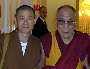 Sunim mit dem gegenwärtigen Dalai Lama. Sunim mit dem gegenwärtigen Dalai Lama.