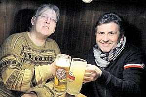 Der Austrianer Felix Gasselich (links) und der Rapidler Karl
Brauneder stoßen mit passenden Gläsern aufs 300. Derby an. Die
Rivalität hat sich immer nur auf den Platz beschränkt. Der Austrianer Felix Gasselich (links) und der Rapidler Karl
Brauneder stoßen mit passenden Gläsern aufs 300. Derby an. Die
Rivalität hat sich immer nur auf den Platz beschränkt.