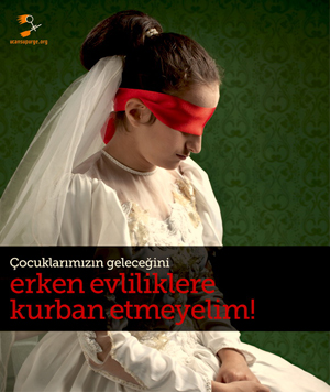 Laut der Frauen-NGO "Ucan Süpürge" gibt es rund 180.000 "Kinder-Bräute" in der Türkei. Auf dem Kampagnenfoto wird daran appelliert die Zukunft der Kinder nicht durch Verheiratung im frühen Alter zu opfern. Das rote Band wird immer noch sehr oft der türkischen Braut um die Hüfte gebunden, als Zeichen ihrer Jungfräulichkeit. Laut der Frauen-NGO "Ucan Süpürge" gibt es rund 180.000 "Kinder-Bräute" in der Türkei. Auf dem Kampagnenfoto wird daran appelliert die Zukunft der Kinder nicht durch Verheiratung im frühen Alter zu opfern. Das rote Band wird immer noch sehr oft der türkischen Braut um die Hüfte gebunden, als Zeichen ihrer Jungfräulichkeit.