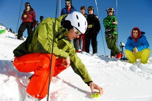 Einen Tag lang werden im Kurs Basics im Umgang mit jenem "Spielplatz" vermittelt, der sich längst zum Maß aller Schnee-Dinge entwickelt hat: der freie Skiraum. Einen Tag lang werden im Kurs Basics im Umgang mit jenem "Spielplatz" vermittelt, der sich längst zum Maß aller Schnee-Dinge entwickelt hat: der freie Skiraum.
