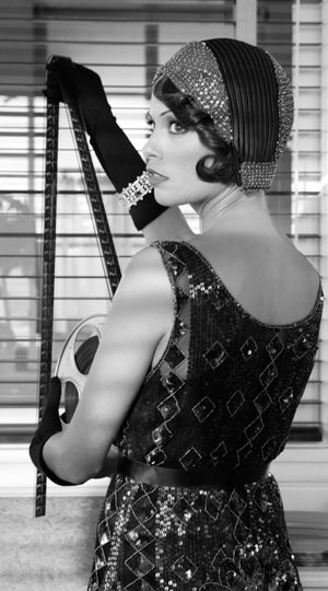 ... so wie sich auch Bérénice Bejo als Peppy Miller nicht auf It-Girl-Miene und 1920er-Kleidungs-Chic reduzieren lässt - ein für Hollywood-Konventionen sehr selbstbestimmter Charakter übrigens.
... so wie sich auch Bérénice Bejo als Peppy Miller nicht auf It-Girl-Miene und 1920er-Kleidungs-Chic reduzieren lässt - ein für Hollywood-Konventionen sehr selbstbestimmter Charakter übrigens.
