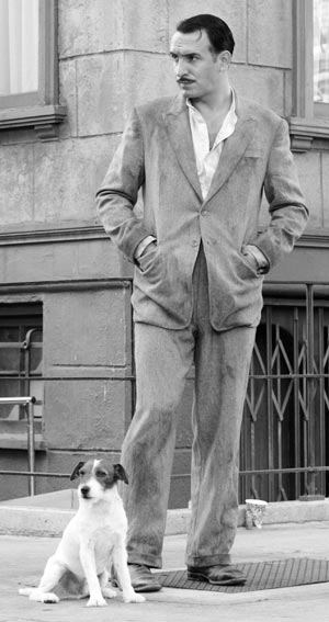 Die Strahlemann-Auftritte von "The Artist" können vor allem deswegen so zur Wirkung kommen, weil Jean Dujardin als George Valentin (und mit ihm Uggie) dazwischen ausführlich das Tal der Wirtschafts-Depression quert, ... Die Strahlemann-Auftritte von "The Artist" können vor allem deswegen so zur Wirkung kommen, weil Jean Dujardin als George Valentin (und mit ihm Uggie) dazwischen ausführlich das Tal der Wirtschafts-Depression quert, ...
