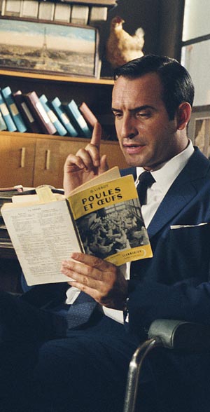 Ein postmoderner Zugang, der Harvey Weinstein frühzeitig auffiel: Dujardin als Geheimagent, der sich als Leiter einer Hühnerfarm (!) tarnt, 2006 in der von Michel Hazanavicious inszenierten Parodie "OSS 117: Le Caire, nid d'espions". Ein postmoderner Zugang, der Harvey Weinstein frühzeitig auffiel: Dujardin als Geheimagent, der sich als Leiter einer Hühnerfarm (!) tarnt, 2006 in der von Michel Hazanavicious inszenierten Parodie "OSS 117: Le Caire, nid d'espions".