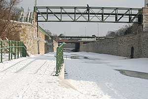 Der Wiental-Highway endet beim Verkehrsknotenpunkt Kennedy-Brücke. Ein Ausbau über den Naschmarkt ins Stadtzentrum wird vorerst nicht realisiert. Der Wiental-Highway endet beim Verkehrsknotenpunkt Kennedy-Brücke. Ein Ausbau über den Naschmarkt ins Stadtzentrum wird vorerst nicht realisiert.
