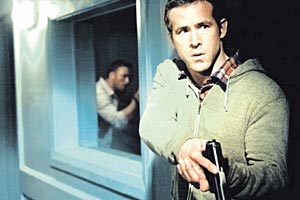 Bewährungsprobe für den Hausmeister: Ryan Reynolds im Actionthriller "Safe House" Bewährungsprobe für den Hausmeister: Ryan Reynolds im Actionthriller "Safe House"