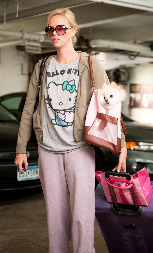 Mit Schoßhund zurück an den Start: Charlize Theron als verlotterte Großstädterin in Jason Reitmans Komödie "Young Adult".