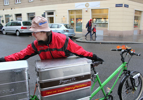 Das Transportgut kommt in wasserdichte Alu-Boxen.