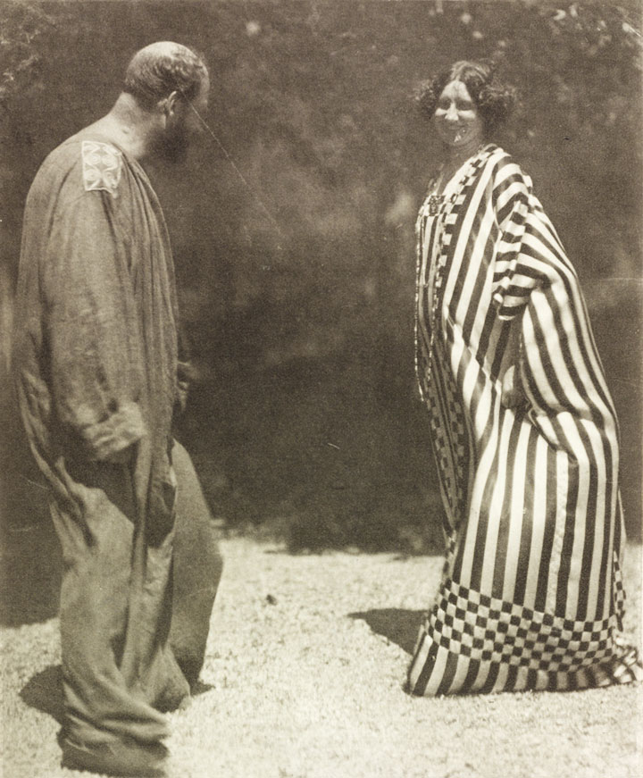 Emilie Flöge schrieb Klimt (li.) von seinen Reisen: Ravennas Mosaiken waren sicher für "Der goldene Ritter" (1903) inspirierend.