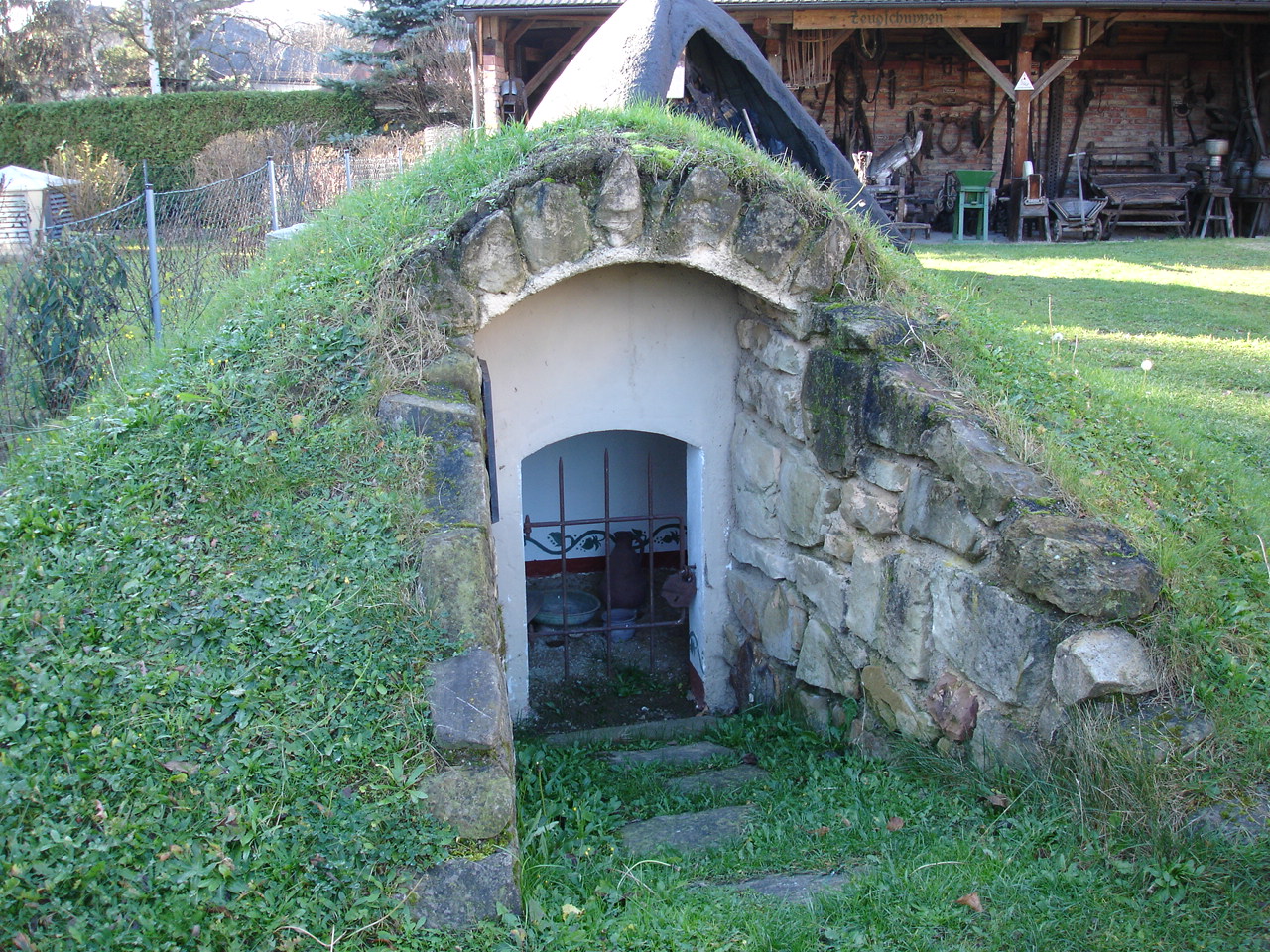 Im Wienerwaldmuseum befindet sich eine Rekonstruktion eines Römergrabes.
Infos: Wienerwaldmuseum
Hinweis: Noch bis diesen Sonntag (26. Februar 2012) läuft die aktuelle Sonderausstellung: "Holz und Kohle, Pech und Schwefel" im Wienerwaldmuseum.