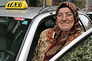 Feride Saymaz mit ihrem Taxi. Sie&nbsp;ist in der Türkei aufgewachsen und Anfang der 1970er Jahre mit ihrem Mann nach Österreich gekommen. 