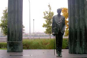 Das Denkmal des ersten Präsidenten nach dem Ersten Weltkrieg, Graf
Mihály Károlyi, auf dem Platz vor dem Parlament soll den Umbauarbeiten
zum Opfer fallen. Das Denkmal des ersten Präsidenten nach dem Ersten Weltkrieg, Graf
Mihály Károlyi, auf dem Platz vor dem Parlament soll den Umbauarbeiten
zum Opfer fallen.