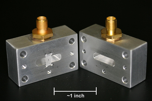 IBMs Gerät, auf dem sich ein supraleitendes "3D"-Qubit (etwa 1 mm in der Länge) in der Mitte des Hohlraums auf einem kleinen Saphir-Chip befindet.