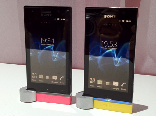 Das Xperia U orientiert sich mit bunten und leuchtenden Design-Elementen an einer jüngeren Zielgruppe. 