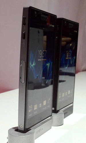 Beim Gehäuse hat sich Sony für ein Unibody-Design aus Aluminium entschieden. 