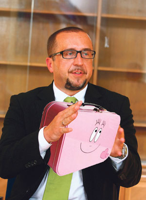 Der erste "rosa Koffer" geht an Schmitt. Der erste "rosa Koffer" geht an Schmitt.