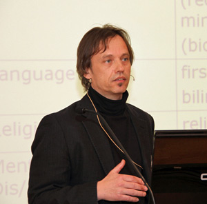 "Im Bildungsdiskurs werden Probleme oft auf die Kultur zurückgeführt. Soziale Ungleichheiten werden dagegen ignoriert": Mikael Luciak. "Im Bildungsdiskurs werden Probleme oft auf die Kultur zurückgeführt. Soziale Ungleichheiten werden dagegen ignoriert": Mikael Luciak.