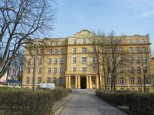 Dieses Haus in Lublin, früher eine Jeschiwa (eine Schule für orthodoxe
Rabbiner), war in staatlicher Hand ein Krankenhaus. Das Gebäude wurde der
jüdischen Gemeinde inzwischen restituiert Dieses Haus in Lublin, früher eine Jeschiwa (eine Schule für orthodoxe
Rabbiner), war in staatlicher Hand ein Krankenhaus. Das Gebäude wurde der
jüdischen Gemeinde inzwischen restituiert