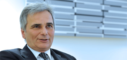 Werner Faymann im Kanzlerbüro zur neuen EU-Sicht: "Eine Schande ist es 
im Leben ja nur, wenn man nichts dazulernt."