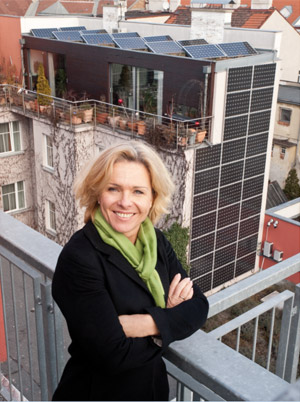 Michaela Reitterer auf dem Dach ihres Hotels im Bezirk Rudolfsheim-Fünfhaus, wo sie gerne ein Windrad aufstellen würde. "Ich hätte nicht gedacht, dass das so ein Affenzirkus wird", sagt sie heute. Michaela Reitterer auf dem Dach ihres Hotels im Bezirk Rudolfsheim-Fünfhaus, wo sie gerne ein Windrad aufstellen würde. "Ich hätte nicht gedacht, dass das so ein Affenzirkus wird", sagt sie heute.