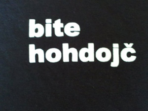 Das T-Shirt-Label vajt und brajt spielt bewusst mit der Wiener Mehrsprachigkeit.