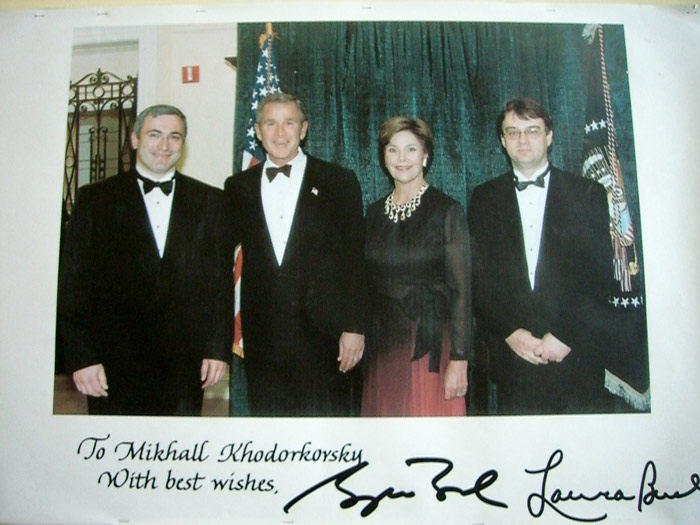 Eine schillernde Geschichte von Aufstieg und Fall in Russland nach 1989:
 Michail Chodorkowski (li.), hier noch in Gesellschaft von George  W. 
Bush,  gegenwärtig aufgrund von Wirtschaftsdelikten  in Haft.  